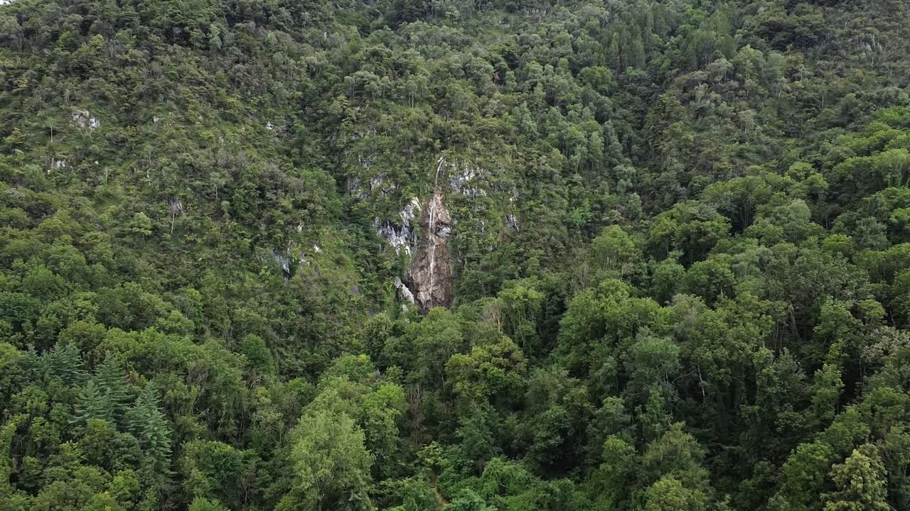 drone en el bosque viendo la cascada de froda en castelveccana, italia