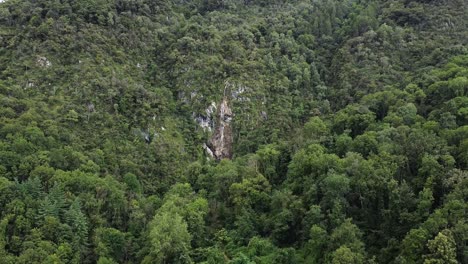 Drone-En-El-Bosque-Viendo-La-Cascada-De-Froda-En-Castelveccana,-Italia