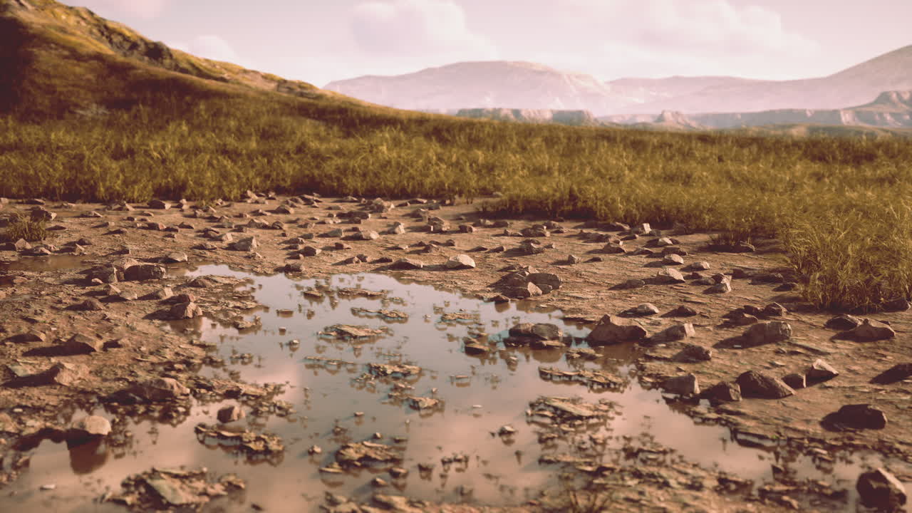 푸른 구름이 가득한 하늘을 배경으로 가을의 산 골짜기