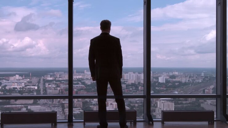 Uomo d'affari con vista sulla città
