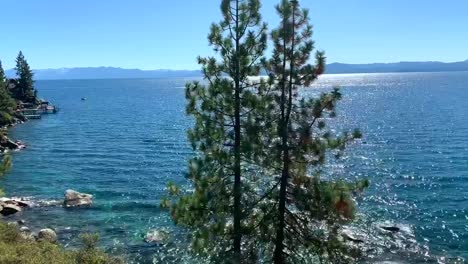 secret cove beach es una playa tranquila y pintoresca en la costa este del lago tahoe, nevada.