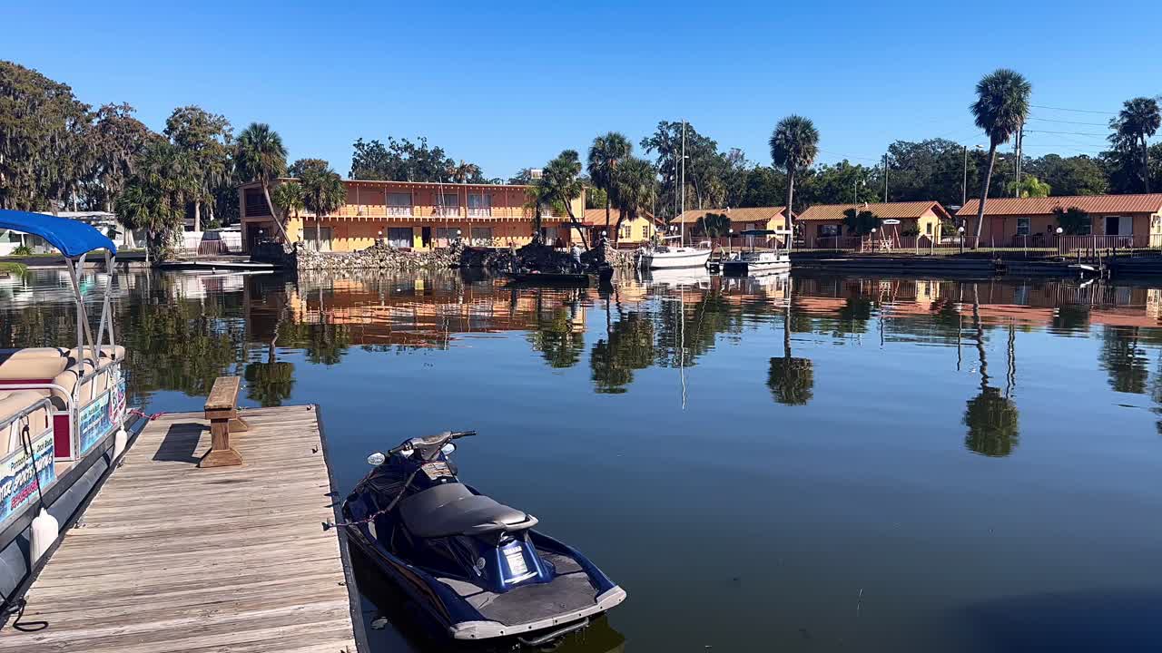 complejo junto al canal con motos de agua y barcos