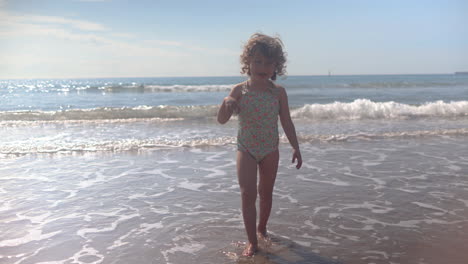 una niña bailando en el mar