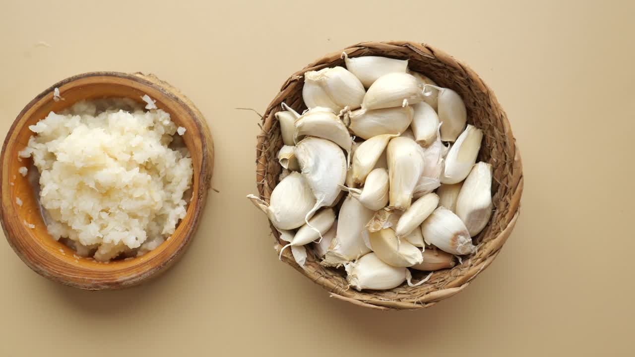 신선한 마늘과 개진 마늘