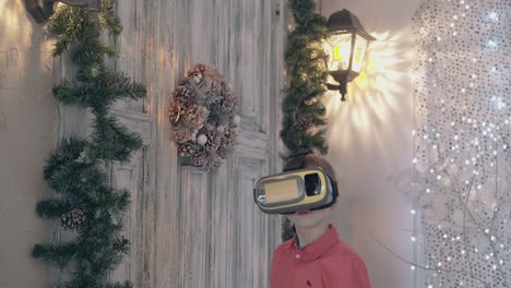 niño con camisa roja y gafas amarillas vr gestos cerca de la puerta