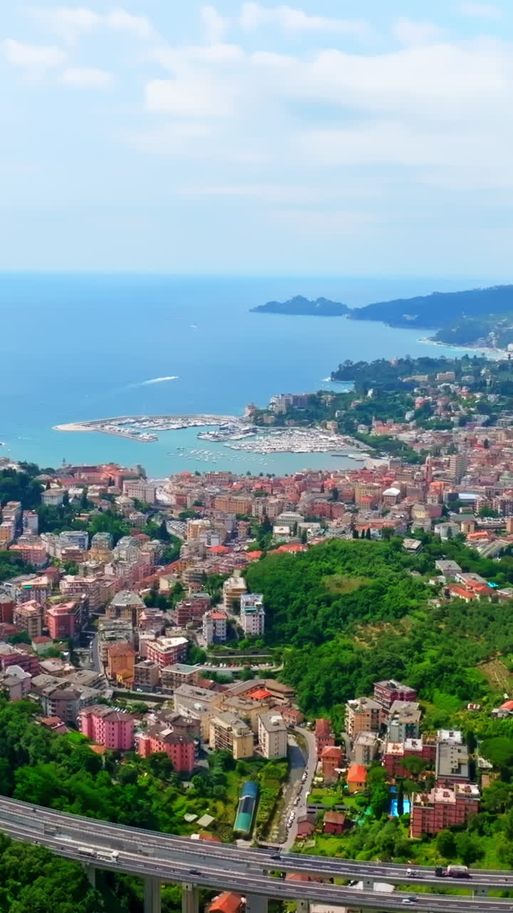 Splendida baia e mare di Rapallo in una giornata estiva, Liguria, Italia, Veduta aerea.