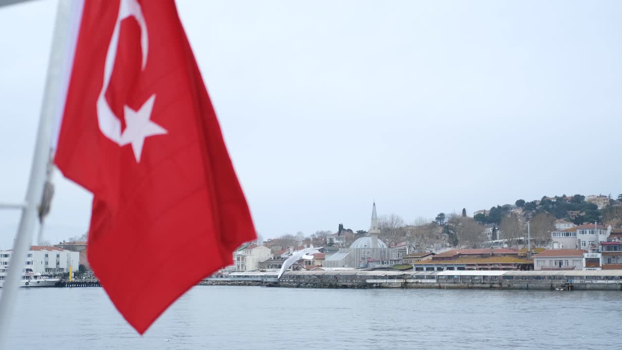 La bandera de Türkiye y los edificios de Estambul aparecen en el fondo