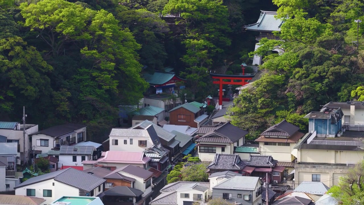 Enoshima Inselviertel, Torii-Tor und Insellandschaft Japan.