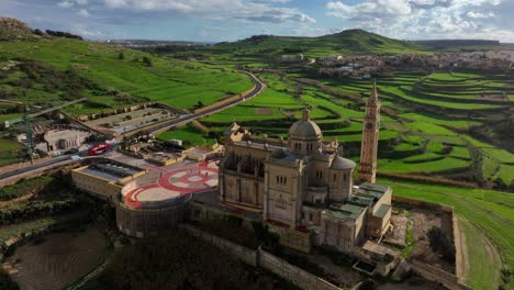 vista aérea de la iglesia de ta pinu con paisaje verde en un día soleado en la isla de gozo, malta