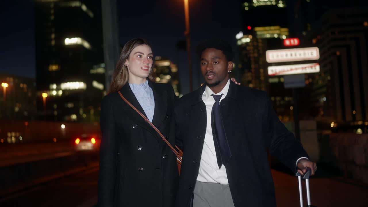 밤 에 도시 에서 산책 하는 부부