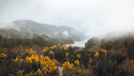 Nubes-Y-Niebla-Rodando-A-Través-De-Un-Valle-De-Montaña-Boscoso-Con-Lapso-De-Tiempo-De-Lago-Y-Río