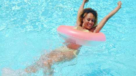 Sexy-Mädchen-Im-Bikini-Ruht-Am-Swimmingpool