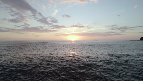 Vista-De-Drones-Espectacular-Cielo-De-Puesta-De-Sol-Sobre-La-Isla-De-Agua-De-Playa