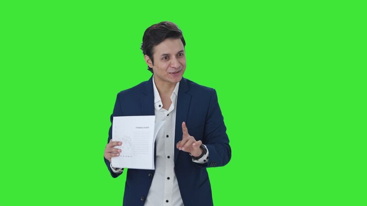 Manager indiano felice che discute i rapporti in riunione. Schermo verde.