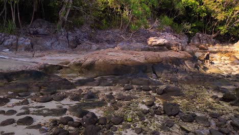 una mujer explora una playa de ensueño solitaria en una isla.