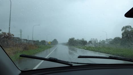 vista del parabrisas de una conducción lluviosa en una carretera