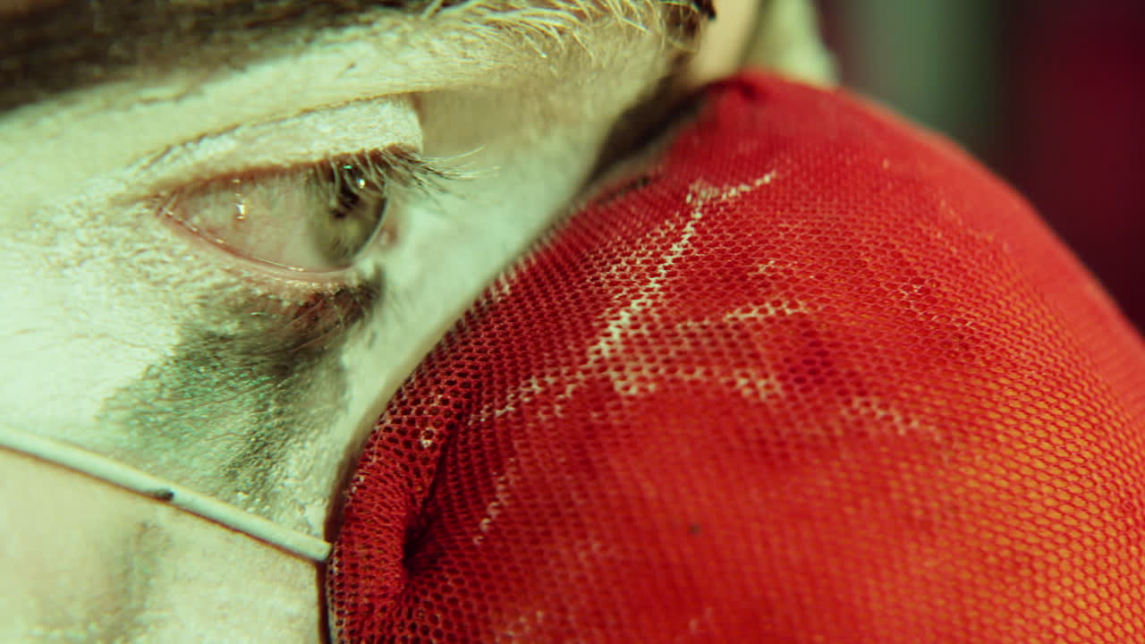 빨간 코와 메이크업을 가진 조롱거리의 눈의 근접