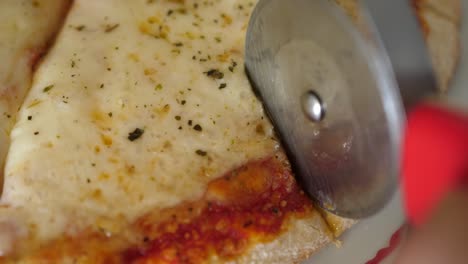 cortar la pizza de queso margarita con un cuchillo redondo para cortar la pizza