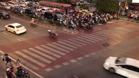 lapso de tiempo del tráfico en un cruce de carreteras de la ciudad bulliciosa