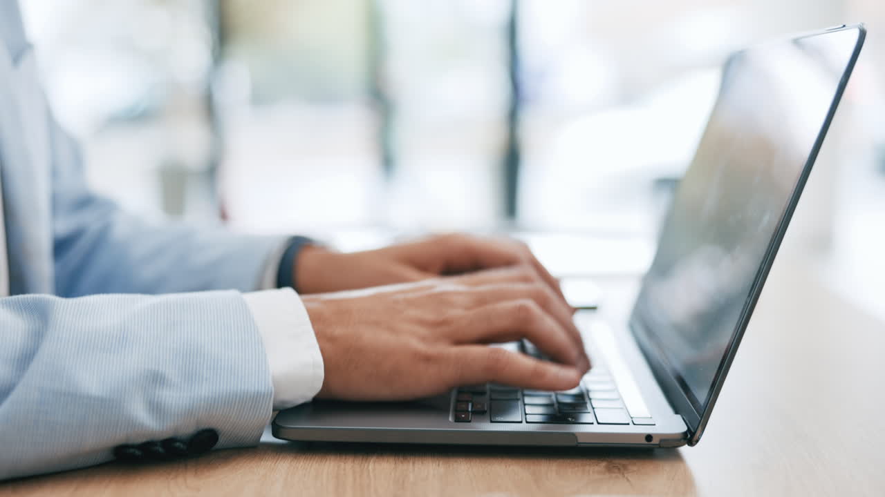 manos, computadora portátil y persona de negocios escribiendo un en línea