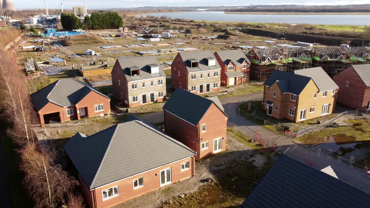 inconclusa casa adosada frente al mar desarrollo inmobiliario sitio de construcción vista aérea sobre los tejados
