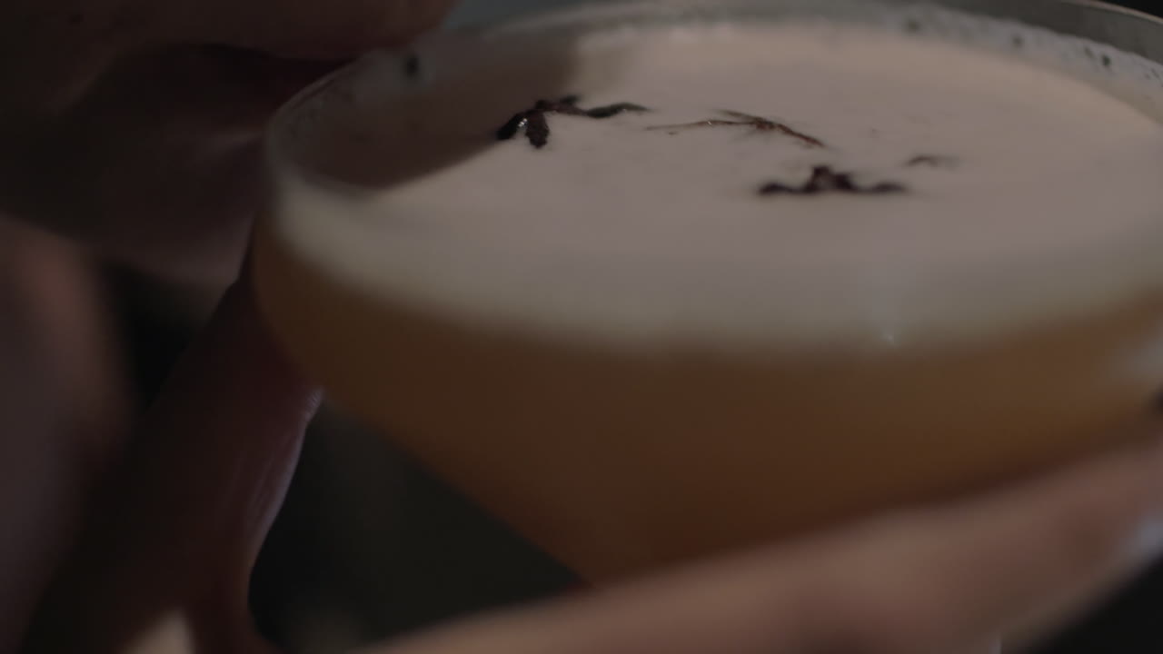 mujer tomando una bebida con canela