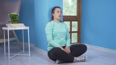 mujer agresiva y psicópata jugando con un cuchillo.