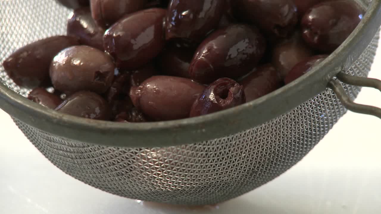 스트레이너에 있는 올리브의 수직 팬