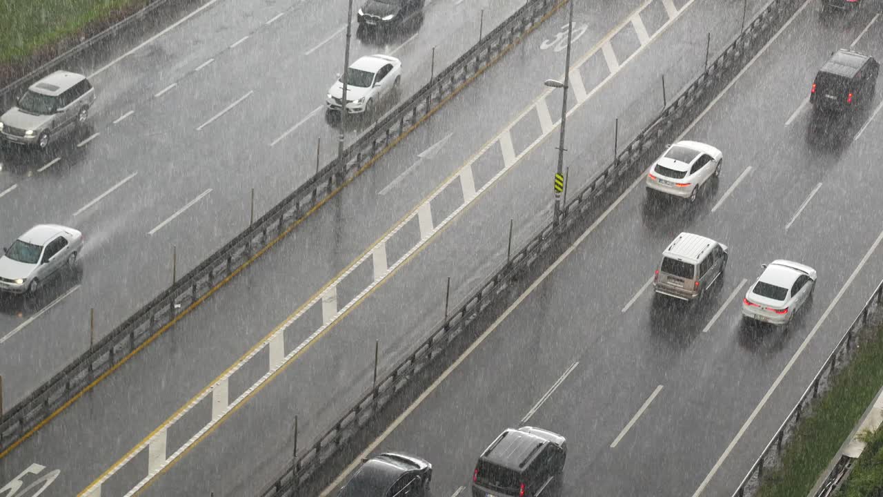 고속도로에서 강한 비: 폭풍을 통해 운전하는 자동차