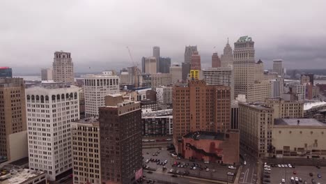 Wolkenkratzer-Und-Straßen-Von-Detroit,-Luftflug-Nach-Vorne-Geschossen