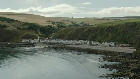 Vista-Aérea-Del-Pueblo-De-Pennan-En-La-Costa-De-Aberdeenshire-En-Un-Día-De-Verano