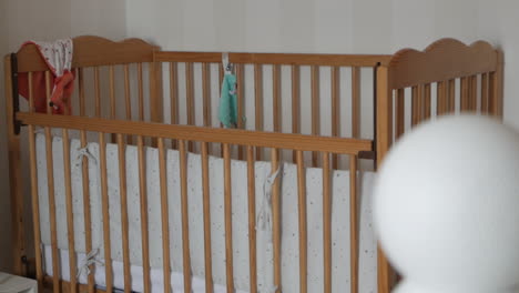 Hölzerner-Krippenhintergrund,-Unscharfe-Überwachungskamera-Im-Babyzimmer