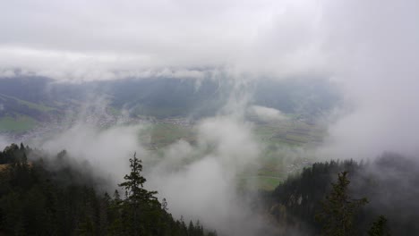 ein alpental ist durch niedrige wolken kaum sichtbar