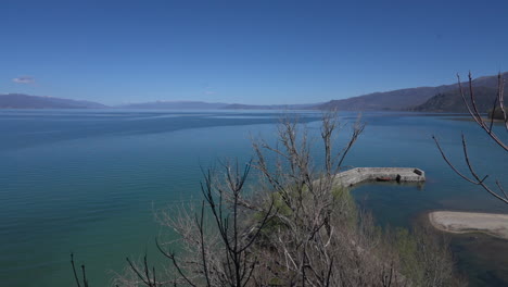 panorámica lenta tomada sobre el lago ohrid, vista desde el monasterio de san naum, soleado