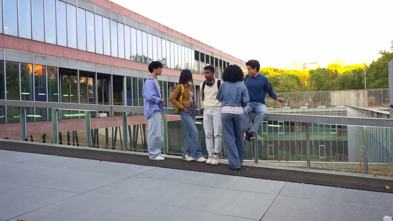 Gruppo di studenti nel campus