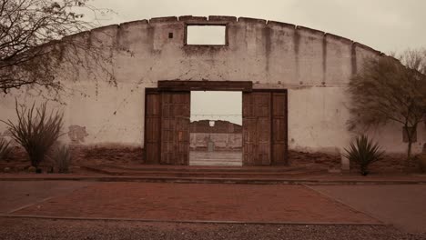 Antiguo-Portal-De-Bodega-En-Hacienda-Paneo-En-Día-Lluvioso