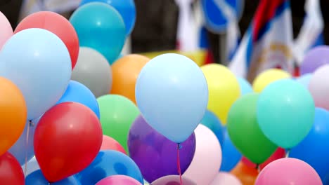 balones de helio de colores festivos.