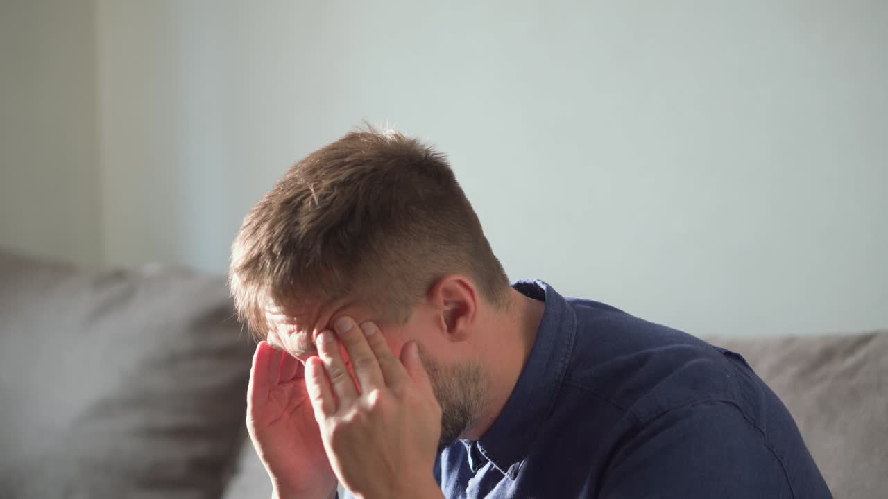 un hombre en una situación difícil, piensa cómo resolver el problema