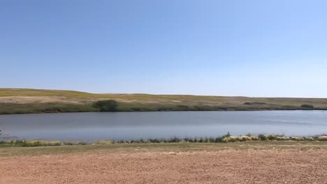 Blauer-See-In-Einem-Park-In-Der-Nähe-Von-Alberta,-Kanada-An-Einem-Sonnigen-Tag-Mit-Klarem-Himmel