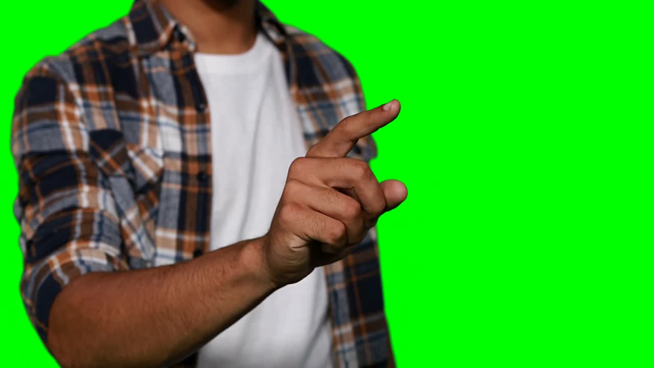 hombre fingiendo tocar la pantalla digital