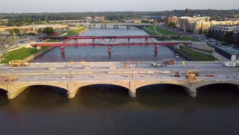 Drohnenaufnahmen-Aus-Der-Luft-Vom-Fluss-Des-Moines,-Brücken-Und-Einer-Baustelle-In-Der-Nähe-Der-Innenstadt-Von-Des-Moines,-Iowa