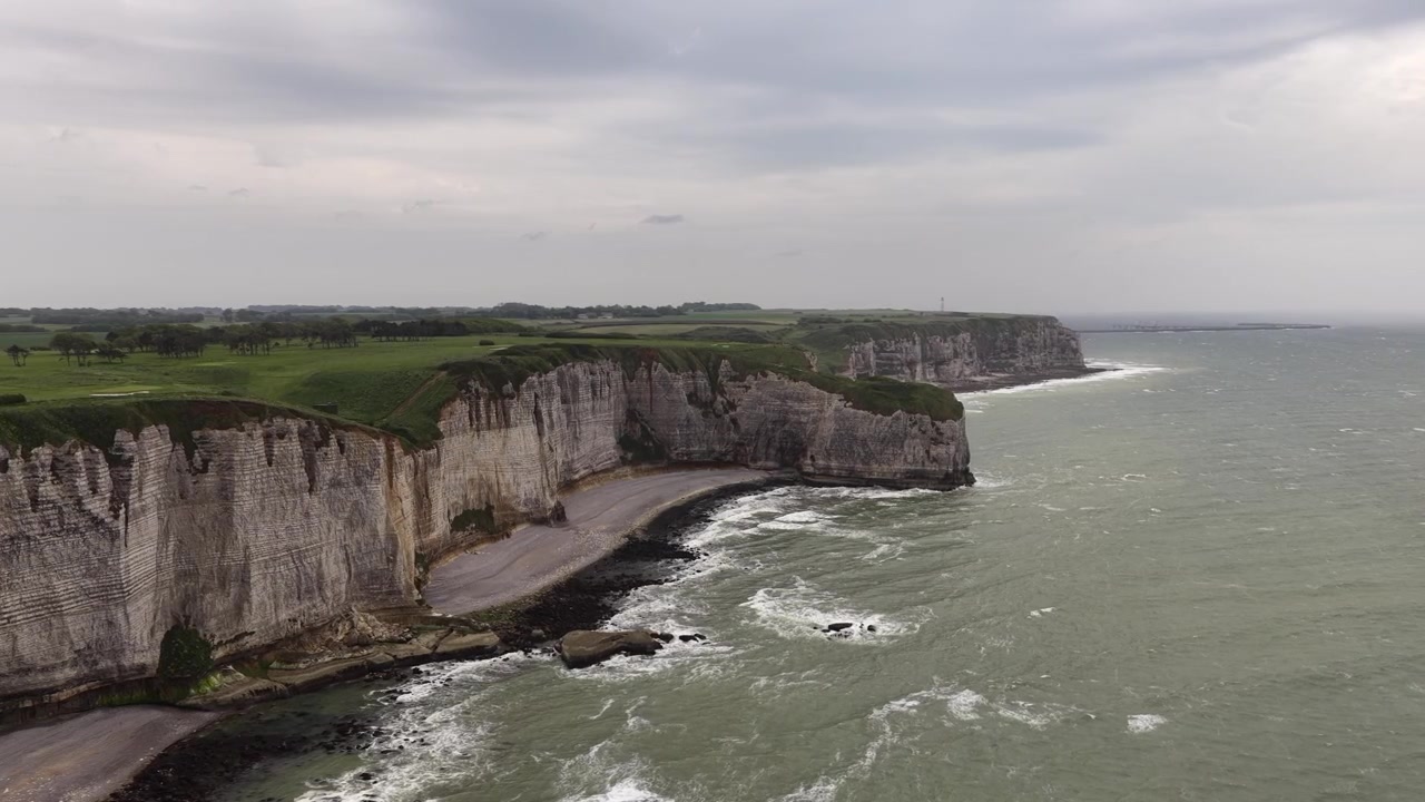 Kridtklinterne ved Étretat i Normandiet, Frankrig – Alabasterkysten, Den Engelske Kanal, droneoptagelse