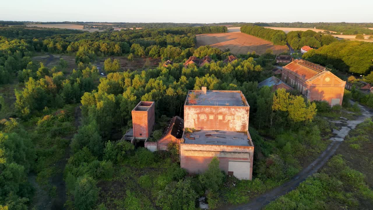 폐쇄된 탄광에서 버려진 탄광 휠 샤프트를 향해 앞으로 드론 돌리