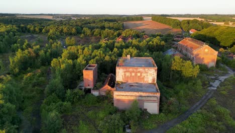 drone dolly hacia el eje de la rueda de una mina de carbón abandonada en una mina de carbón cerrada