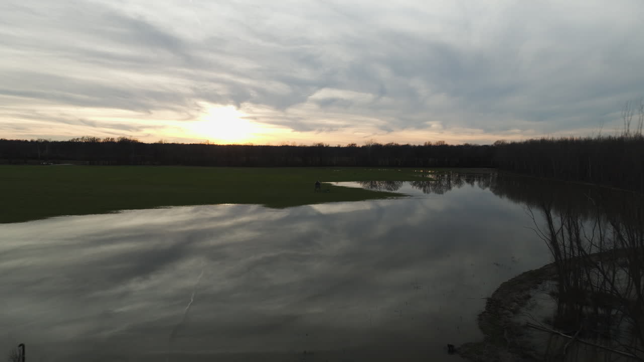 vista del atardecer sobre el río loosahatchie con una pequeña cabaña, tennessee, estados unidos, paisaje tranquilo, toma aérea