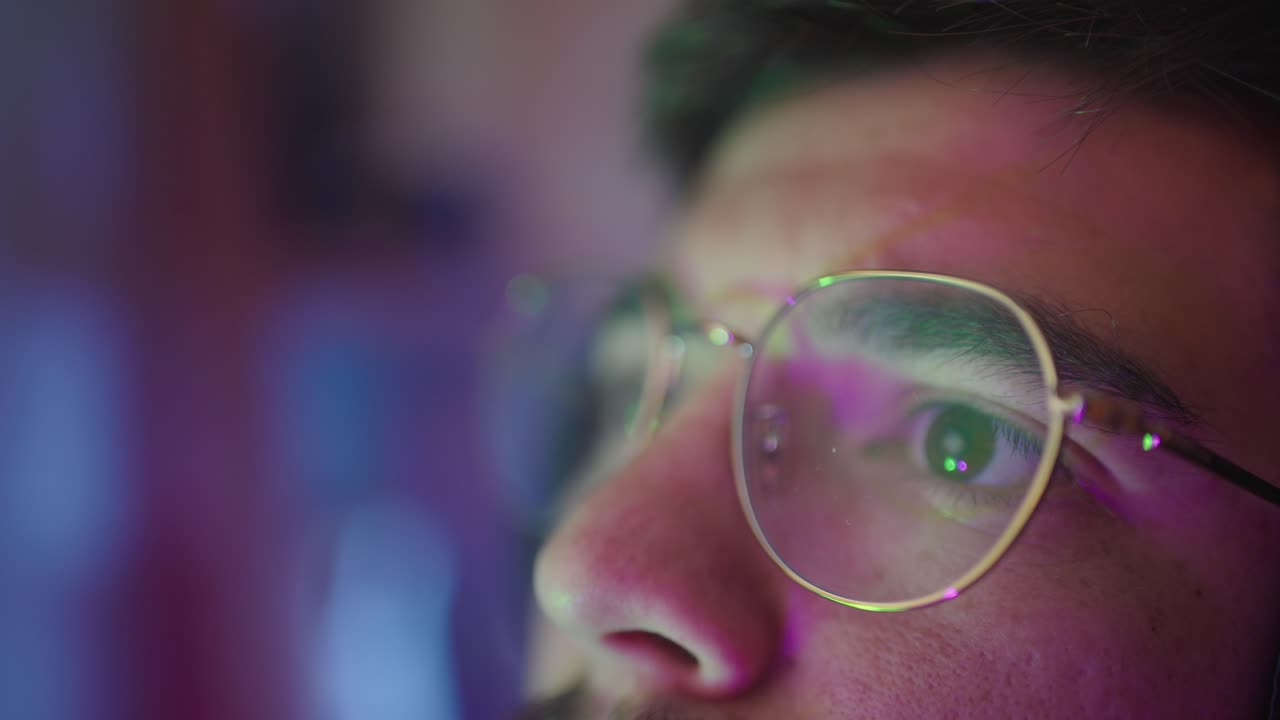 millennial adicto al consumo de contenido, una corriente interminable de entretenimiento