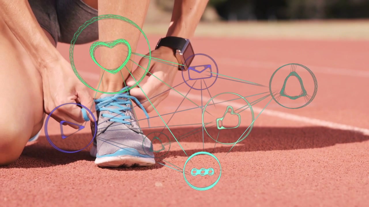 Donna che si allaccia le scarpe, controlla l'orologio per partire in pista, con icone di salute che fluttuano sopra la scarpa che traccia i dati