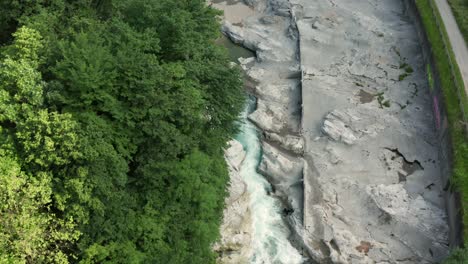 塞里亞納河 (seriano river) 位於意大利伯加莫 (bergamo) 的西里亞納谷 (seriana valley)