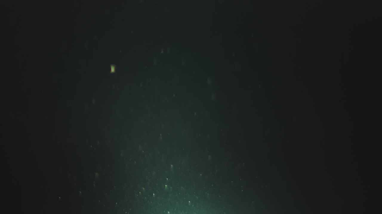 추상적인 어두운 배경과 입자