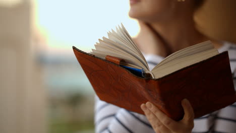 soñador diurno con un libro en las manos